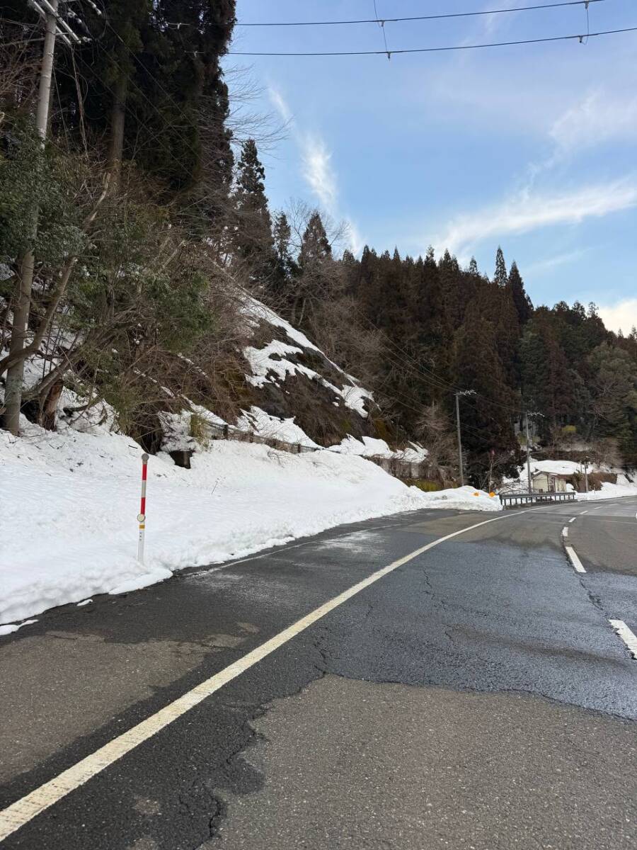 雪深すぎる大雪庇ロードの絶景!! 伊吹山地の最北の山「横山岳」