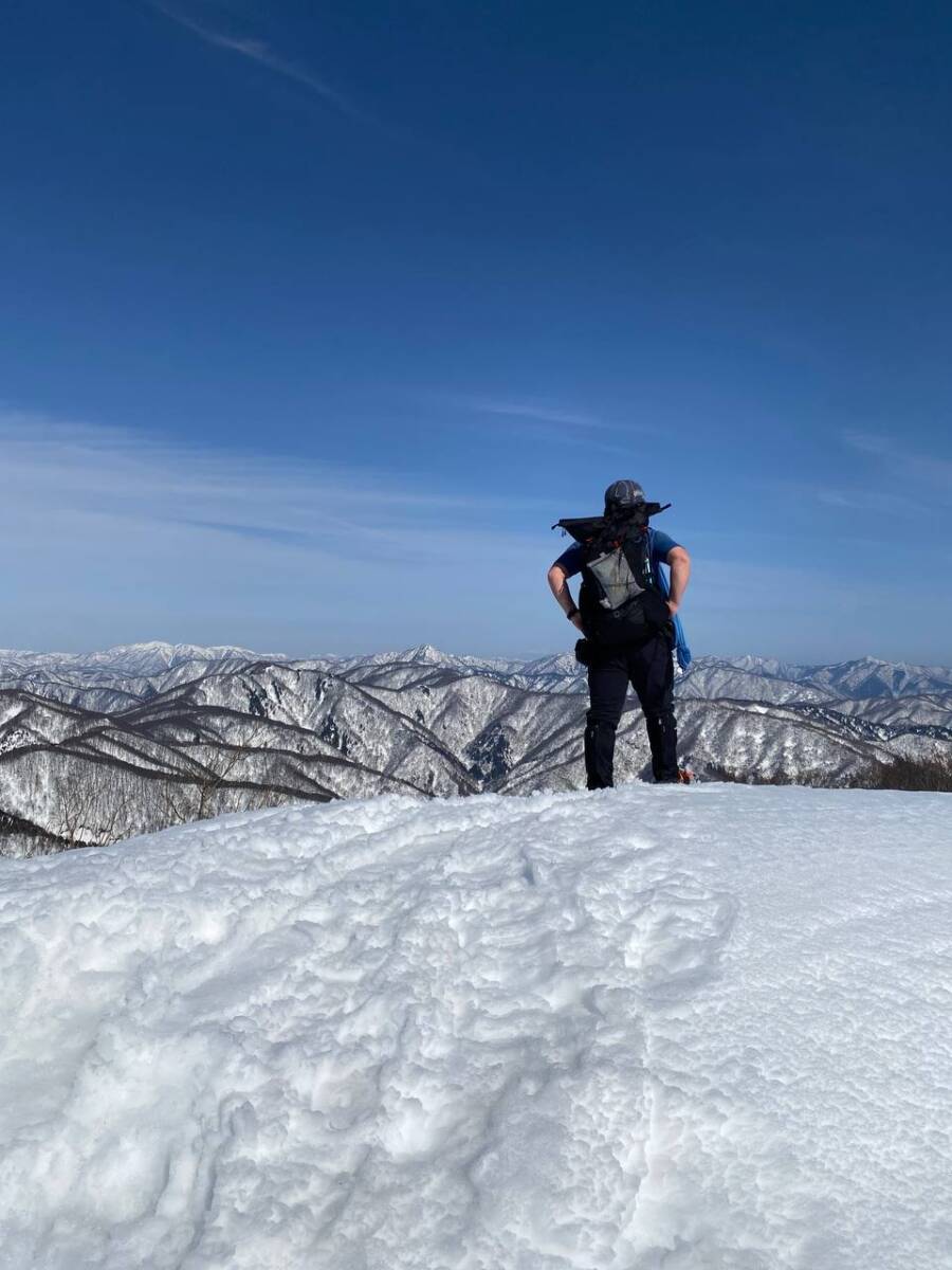 雪深すぎる大雪庇ロードの絶景!! 伊吹山地の最北の山「横山岳」