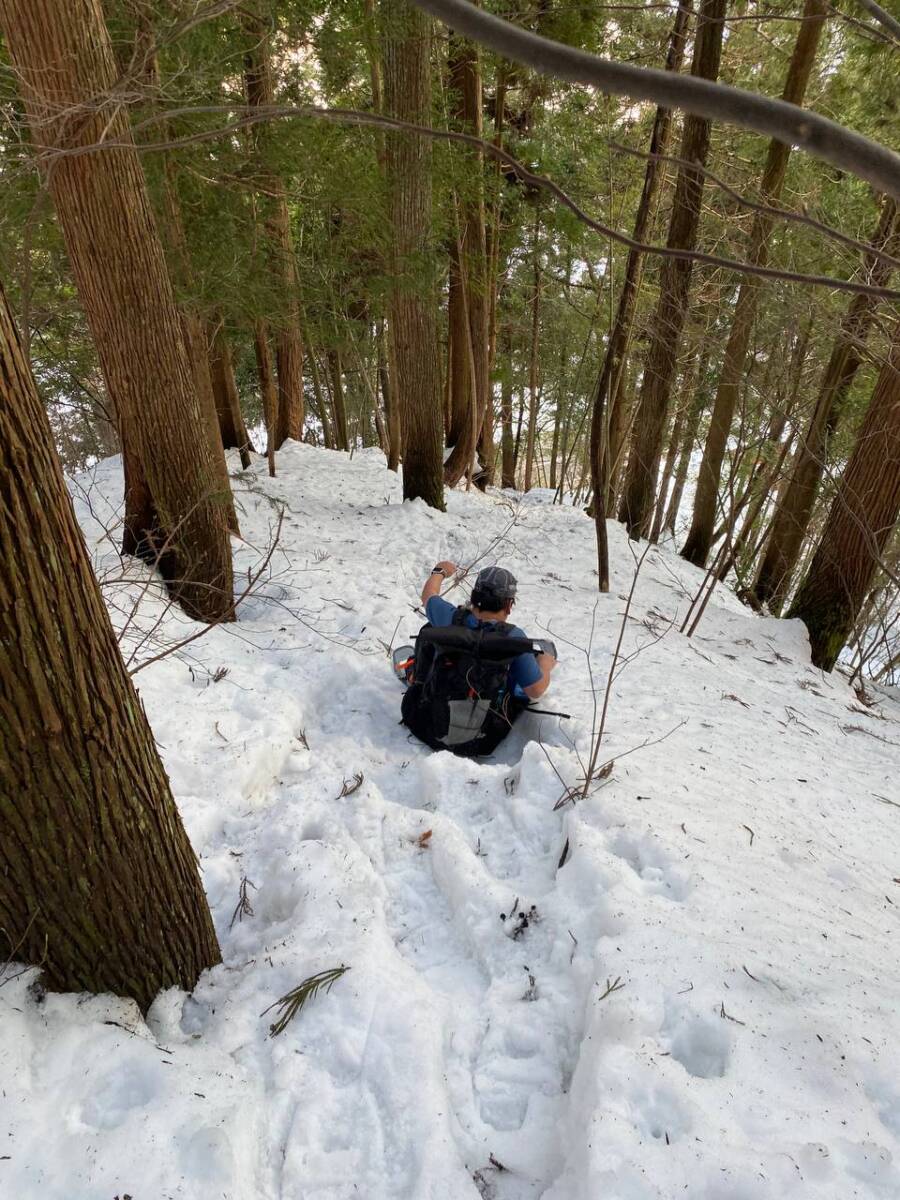 雪深すぎる大雪庇ロードの絶景!! 伊吹山地の最北の山「横山岳」