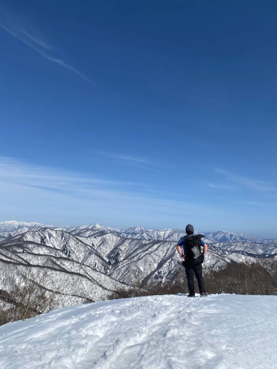 雪深すぎる大雪庇ロードの絶景!! 伊吹山地の最北の山「横山岳」