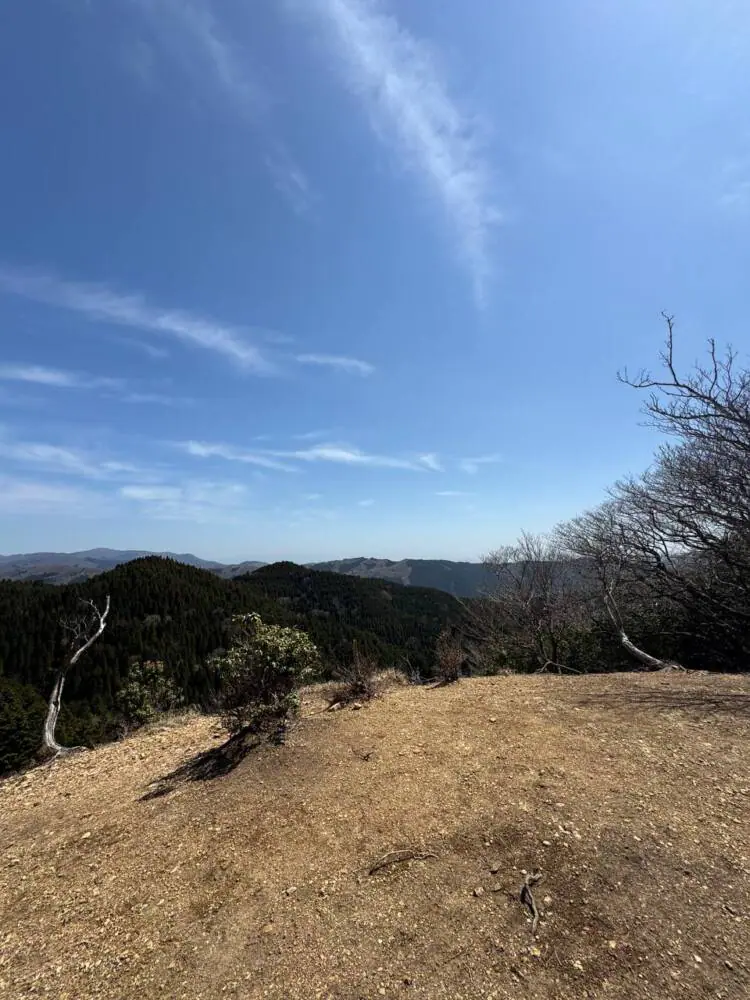 京都の奥地、たくさんの山小屋がありハイキングが楽しめる「雲取山」