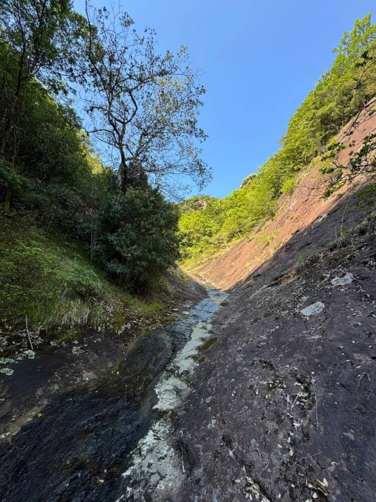 火山活動で面白い岩がたくさん見れるアドベンチャーコース 『嶽ノ森山』