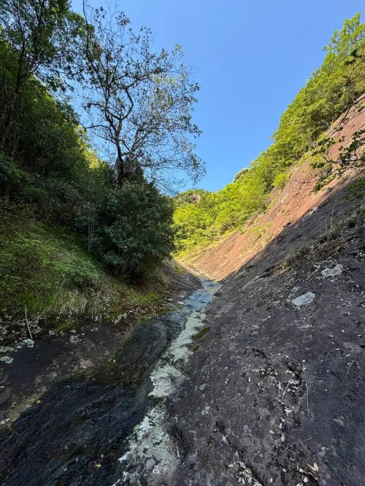 火山活動で面白い岩がたくさん見れるアドベンチャーコース 『嶽ノ森山』