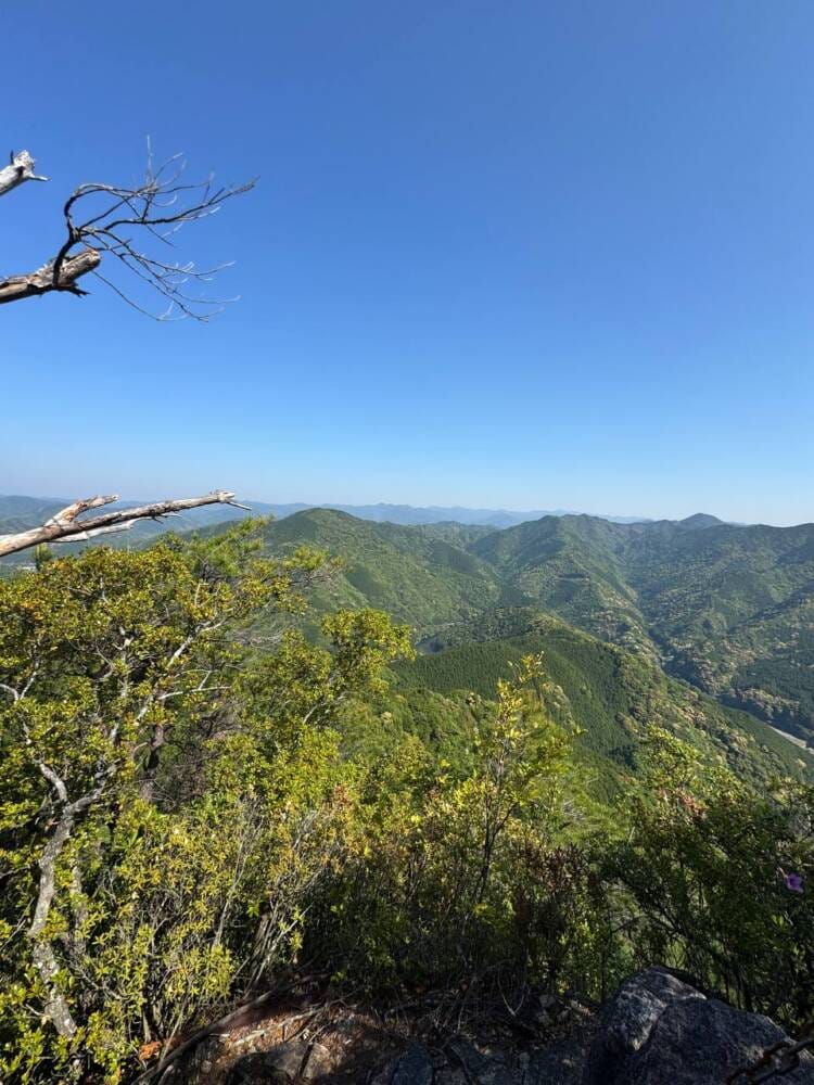 火山活動で面白い岩がたくさん見れるアドベンチャーコース 『嶽ノ森山』
