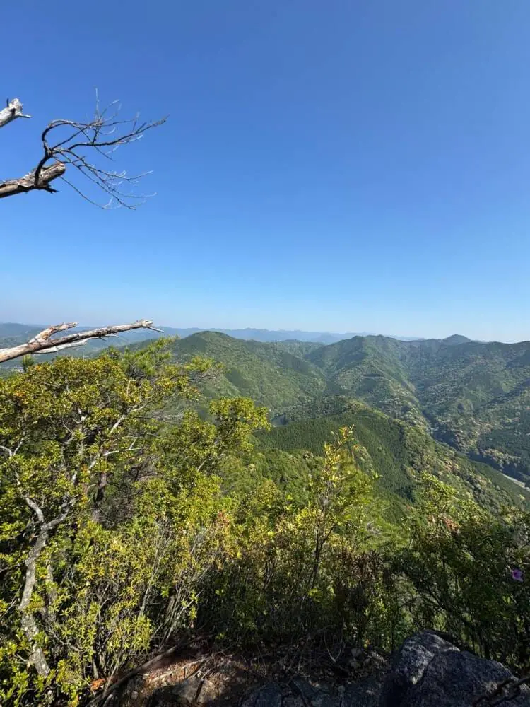 火山活動で面白い岩がたくさん見れるアドベンチャーコース 『嶽ノ森山』
