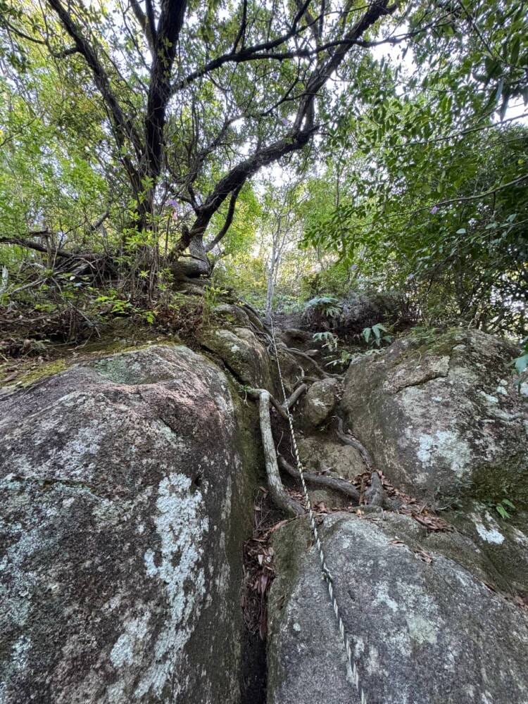 火山活動で面白い岩がたくさん見れるアドベンチャーコース 『嶽ノ森山』