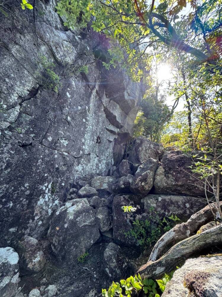 火山活動で面白い岩がたくさん見れるアドベンチャーコース 『嶽ノ森山』