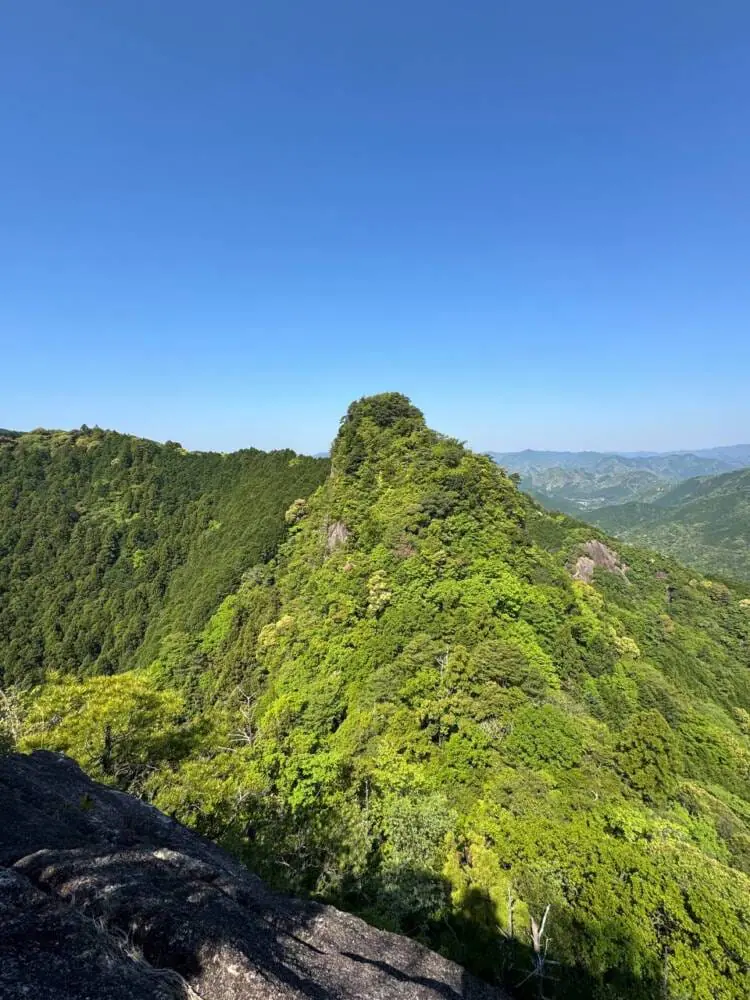 火山活動で面白い岩がたくさん見れるアドベンチャーコース 『嶽ノ森山』