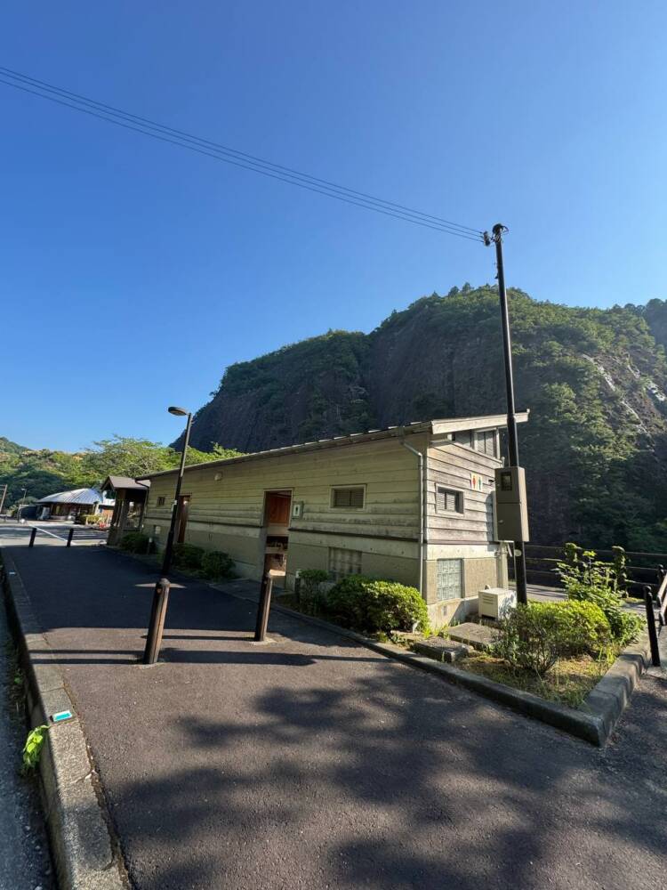 火山活動で面白い岩がたくさん見れるアドベンチャーコース 『嶽ノ森山』