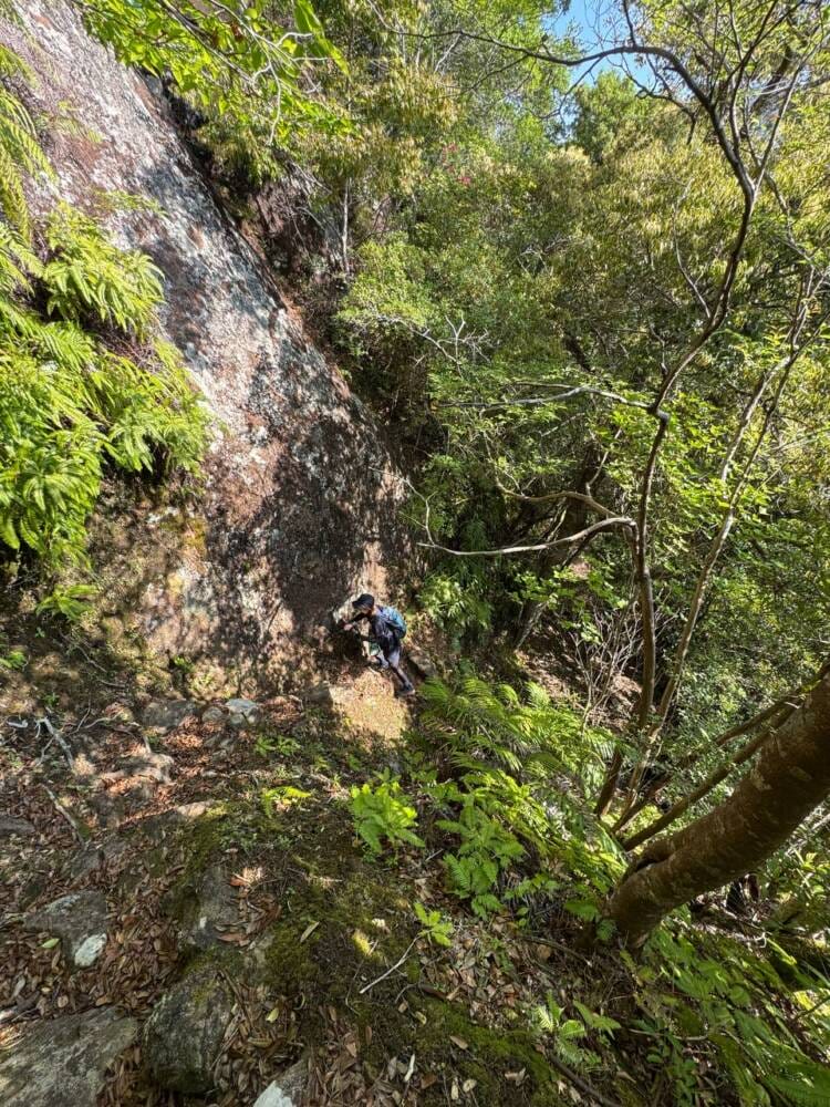 火山活動で面白い岩がたくさん見れるアドベンチャーコース 『嶽ノ森山』