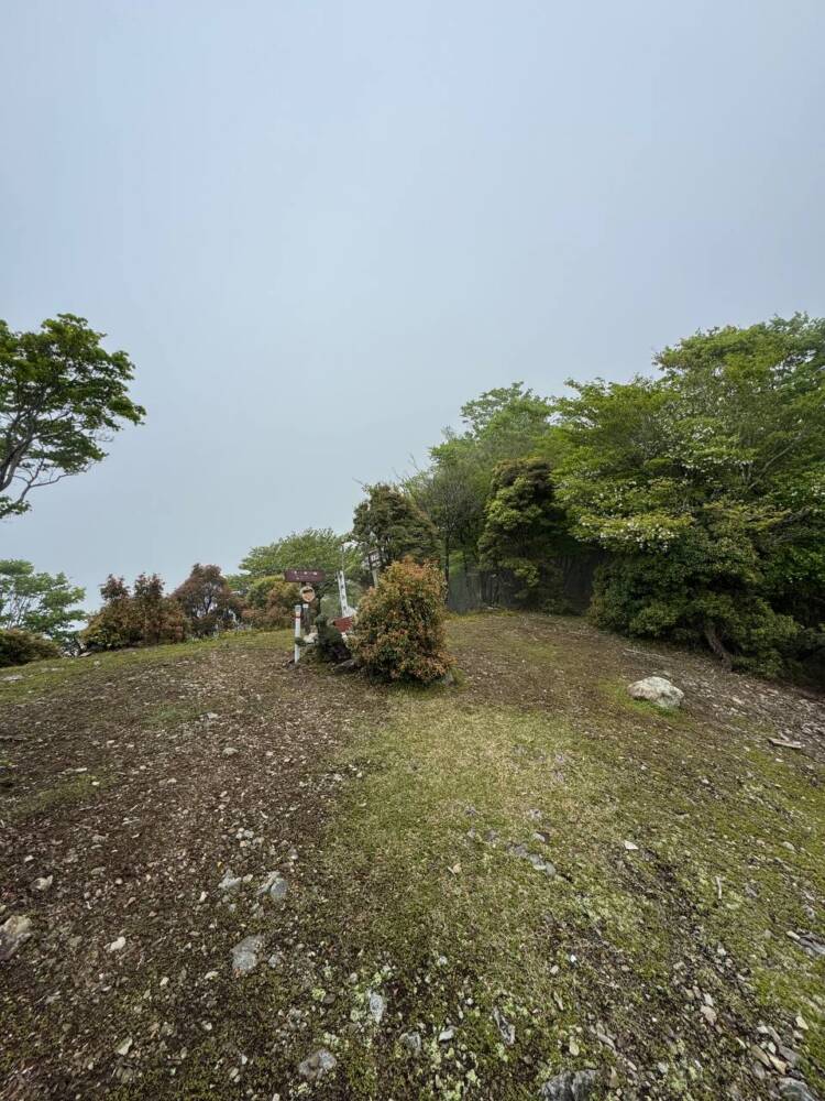 かつては修験者が往来した1000m超の山脈が続く果無山脈の最高峰『冷水山』
