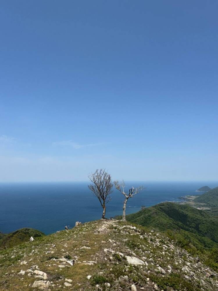かつては活火山で山頂からの景色は青い日本海の絶景『依遅ヶ尾山』