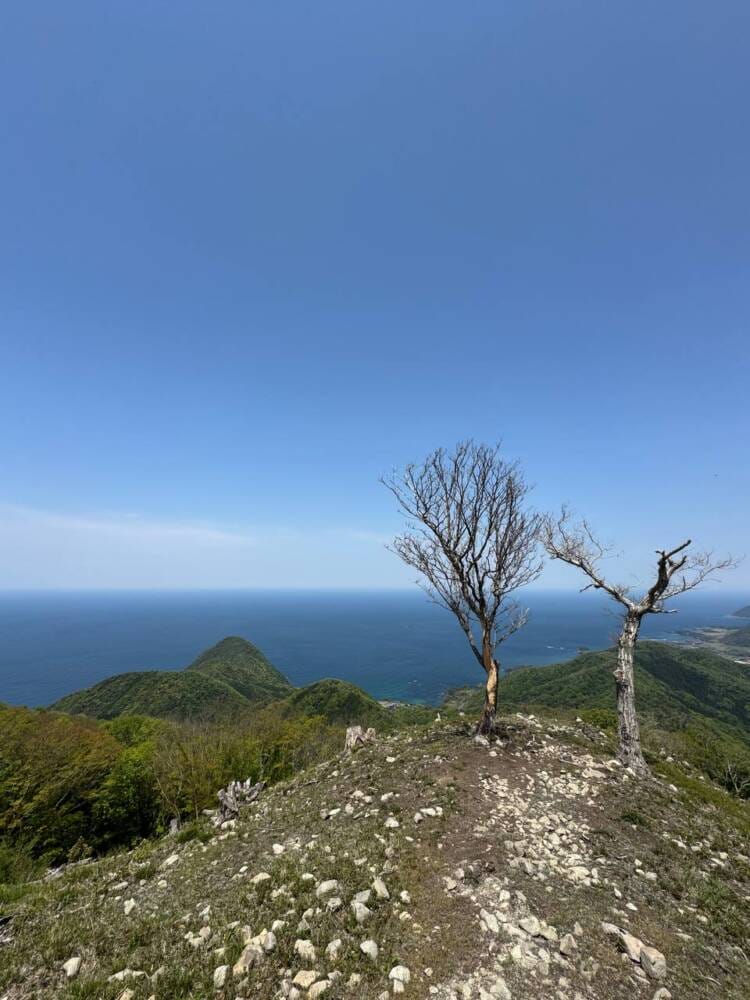 かつては活火山で山頂からの景色は青い日本海の絶景『依遅ヶ尾山』