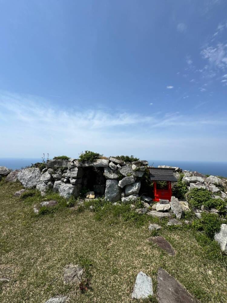 かつては活火山で山頂からの景色は青い日本海の絶景『依遅ヶ尾山』