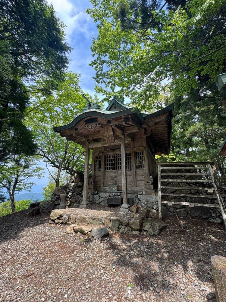 尖がった山で丹波富士とも呼ばれる美しい山容の『弥仙山』