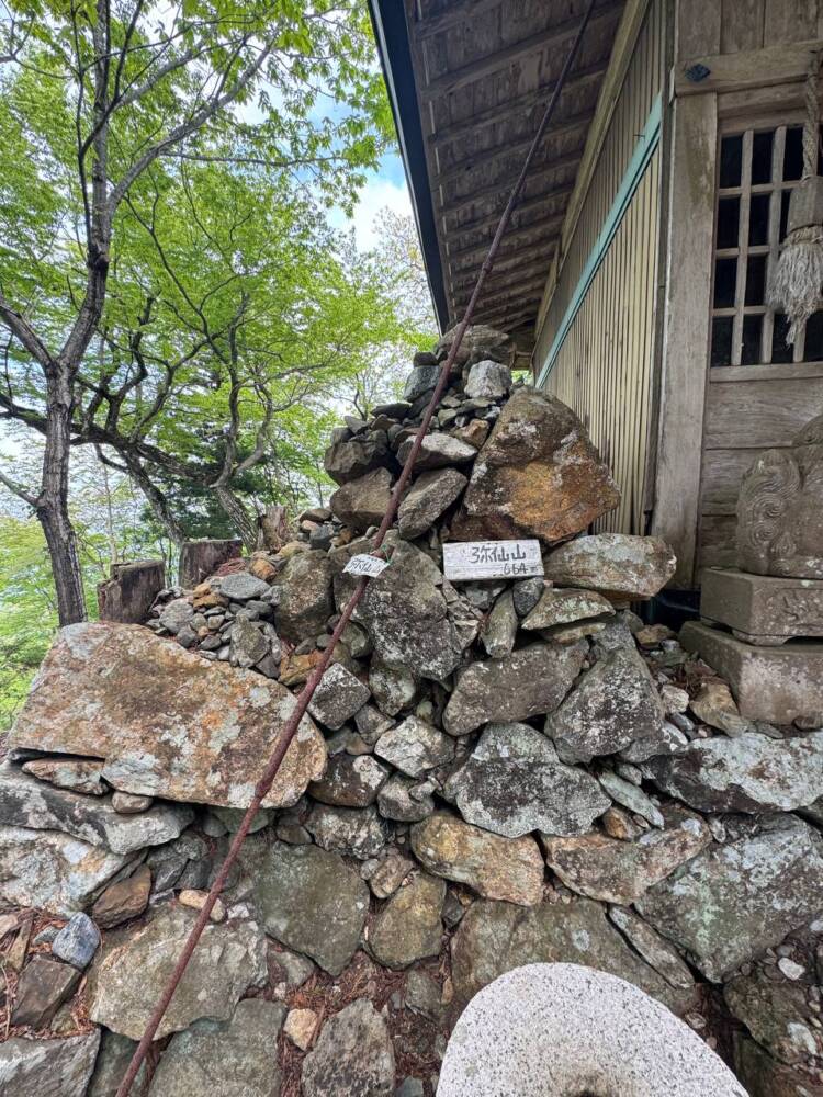 尖がった山で丹波富士とも呼ばれる美しい山容の『弥仙山』