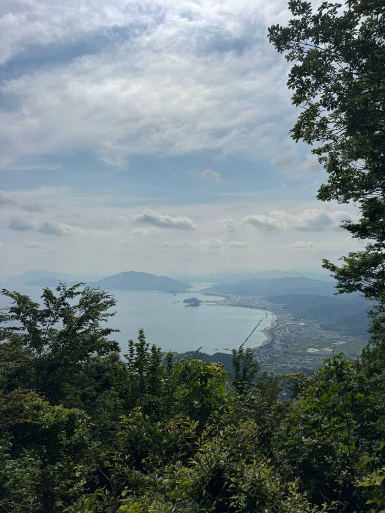 涼しい風が吹き流れる海の景色が美しい双耳峰の山『青葉山』