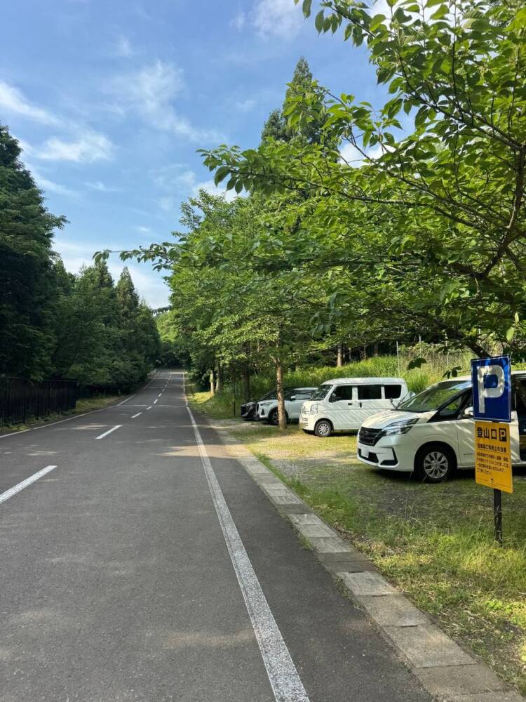 涼しい風が吹き流れる海の景色が美しい双耳峰の山『青葉山』