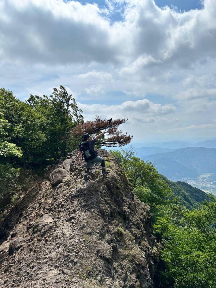 涼しい風が吹き流れる海の景色が美しい双耳峰の山『青葉山』