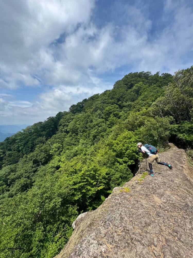涼しい風が吹き流れる海の景色が美しい双耳峰の山『青葉山』