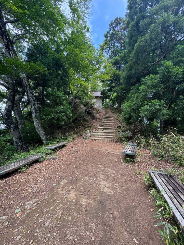 涼しい風が吹き流れる海の景色が美しい双耳峰の山『青葉山』