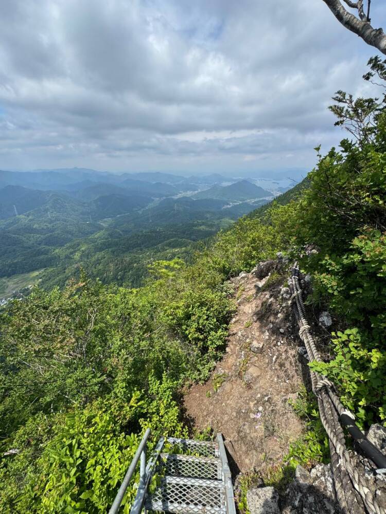涼しい風が吹き流れる海の景色が美しい双耳峰の山『青葉山』