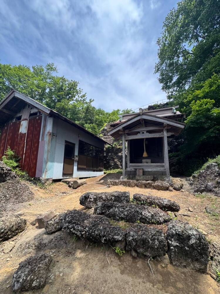 涼しい風が吹き流れる海の景色が美しい双耳峰の山『青葉山』