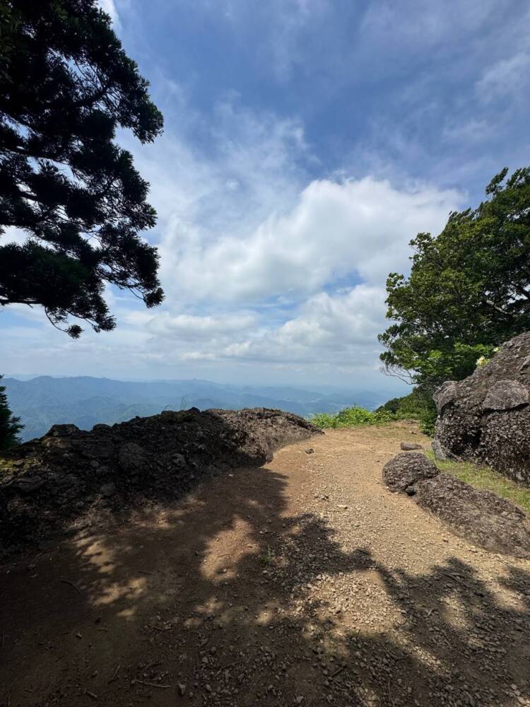 涼しい風が吹き流れる海の景色が美しい双耳峰の山『青葉山』