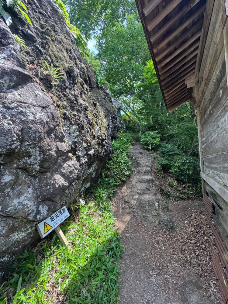 涼しい風が吹き流れる海の景色が美しい双耳峰の山『青葉山』