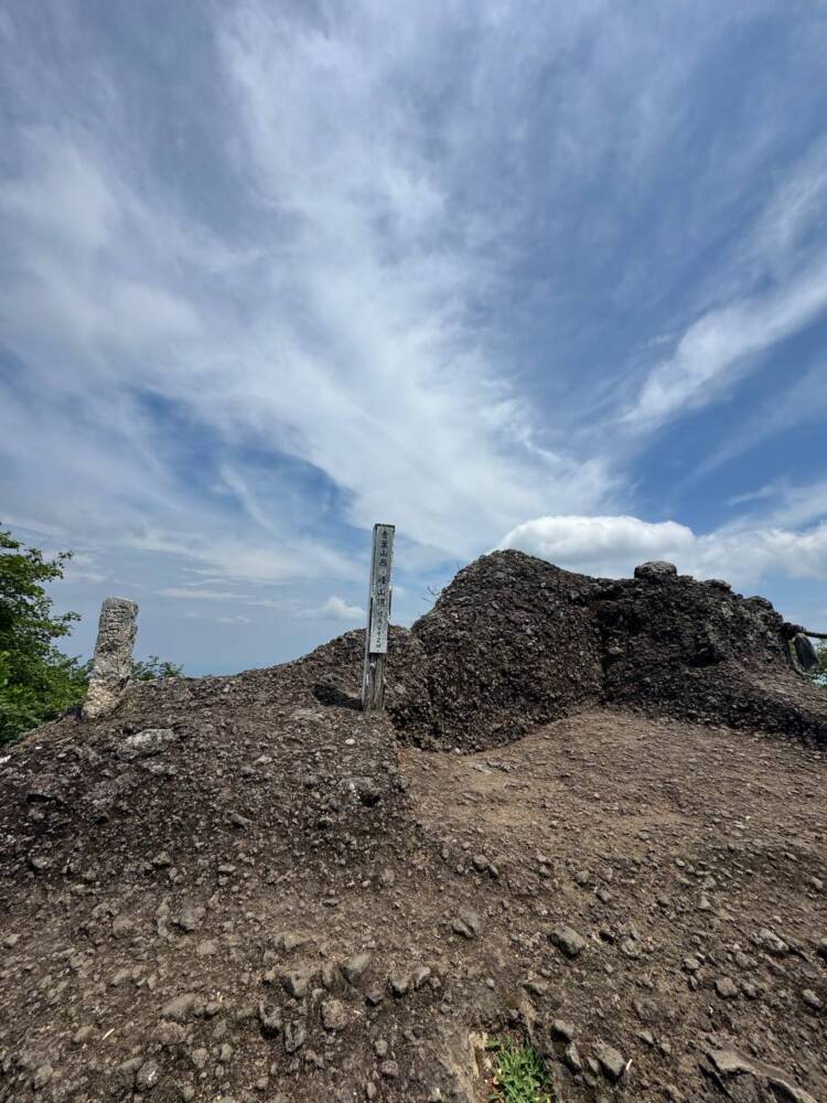 涼しい風が吹き流れる海の景色が美しい双耳峰の山『青葉山』
