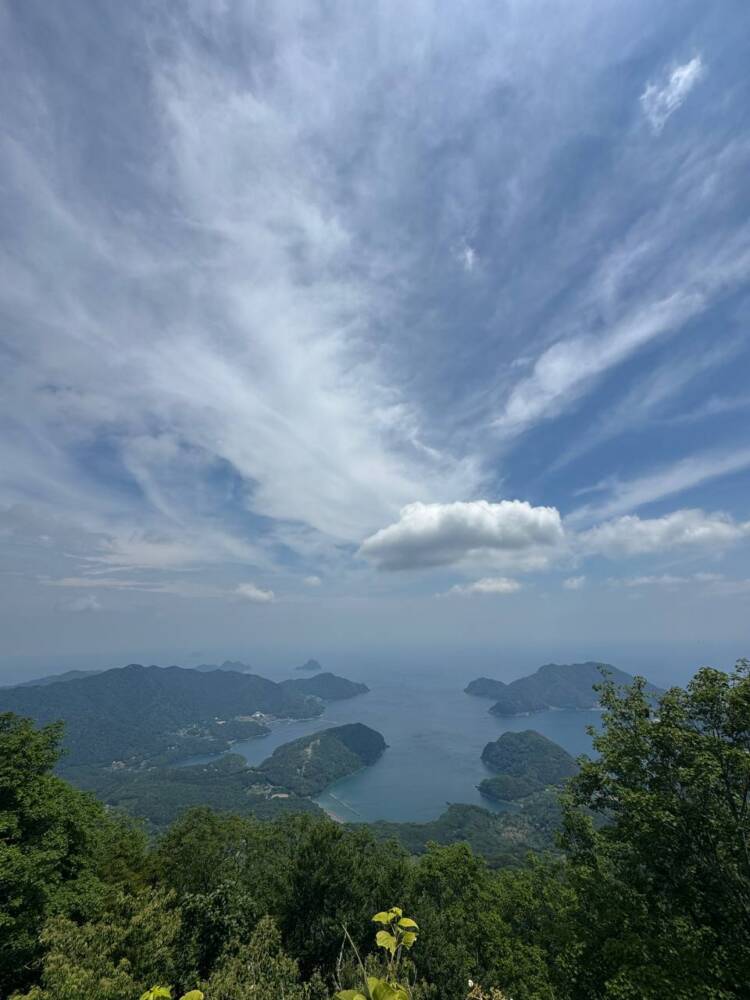 涼しい風が吹き流れる海の景色が美しい双耳峰の山『青葉山』