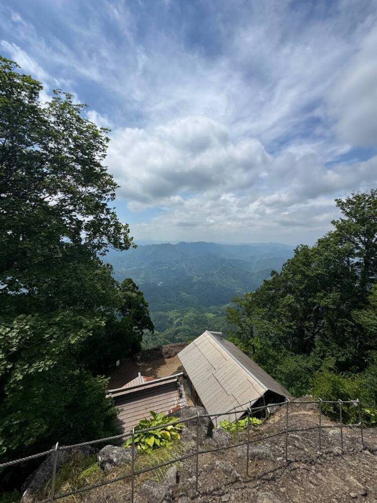 涼しい風が吹き流れる海の景色が美しい双耳峰の山『青葉山』