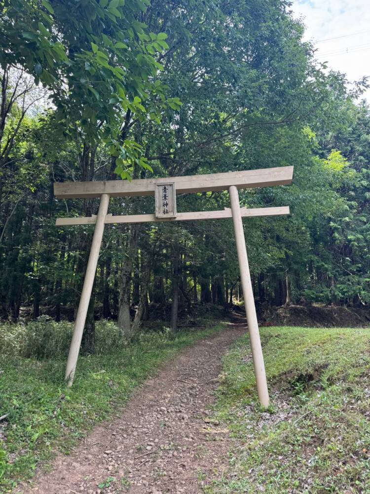 涼しい風が吹き流れる海の景色が美しい双耳峰の山『青葉山』