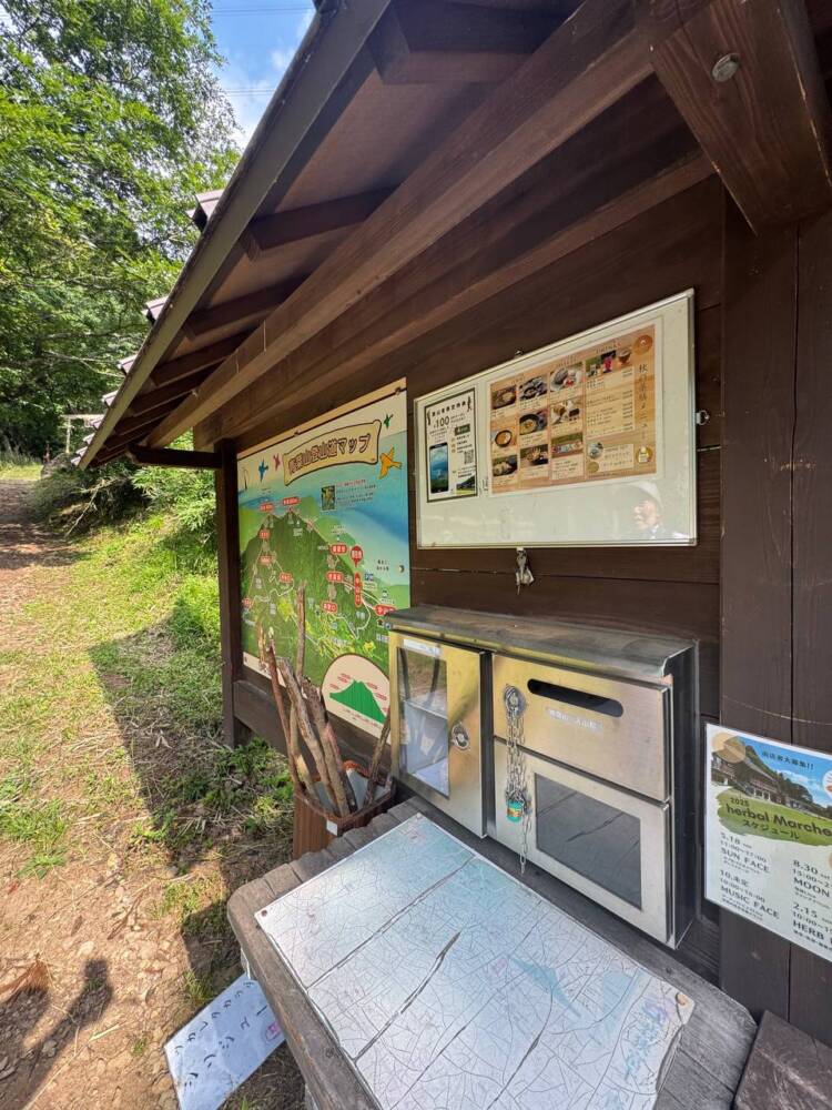 涼しい風が吹き流れる海の景色が美しい双耳峰の山『青葉山』