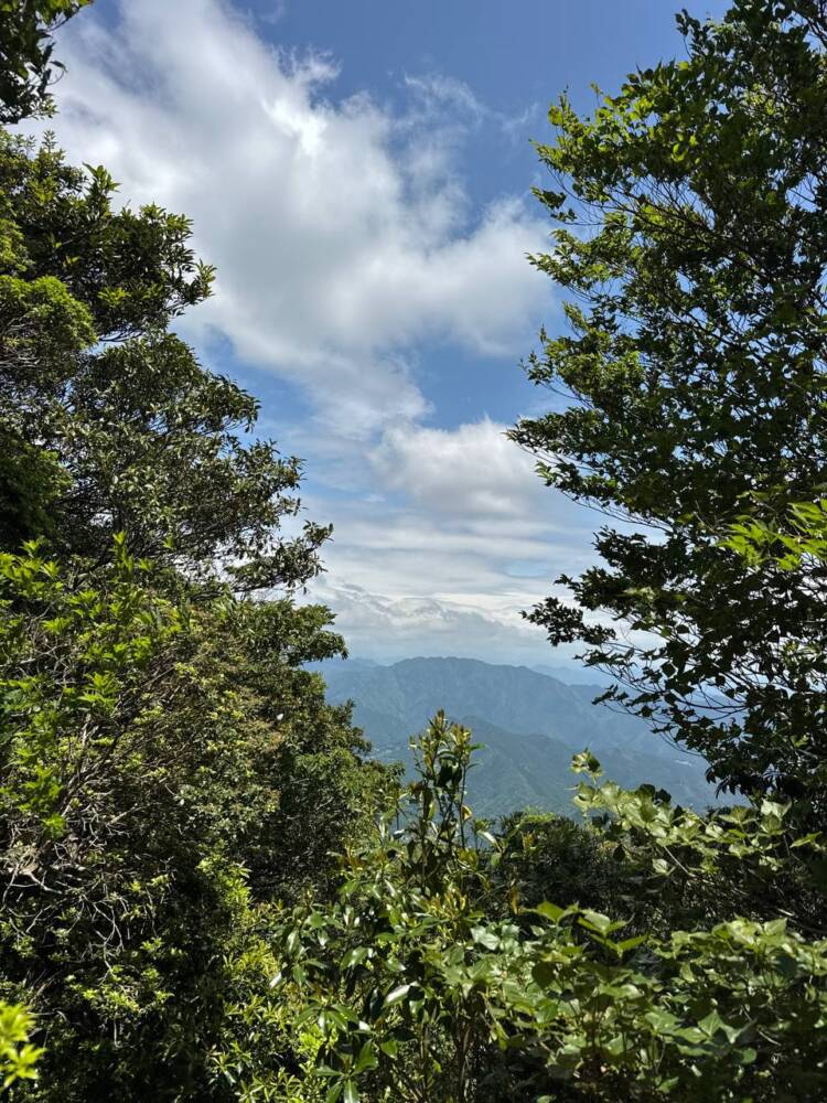 数々の集落跡地が残る景色が見れる新日本百名山『烏帽子山』