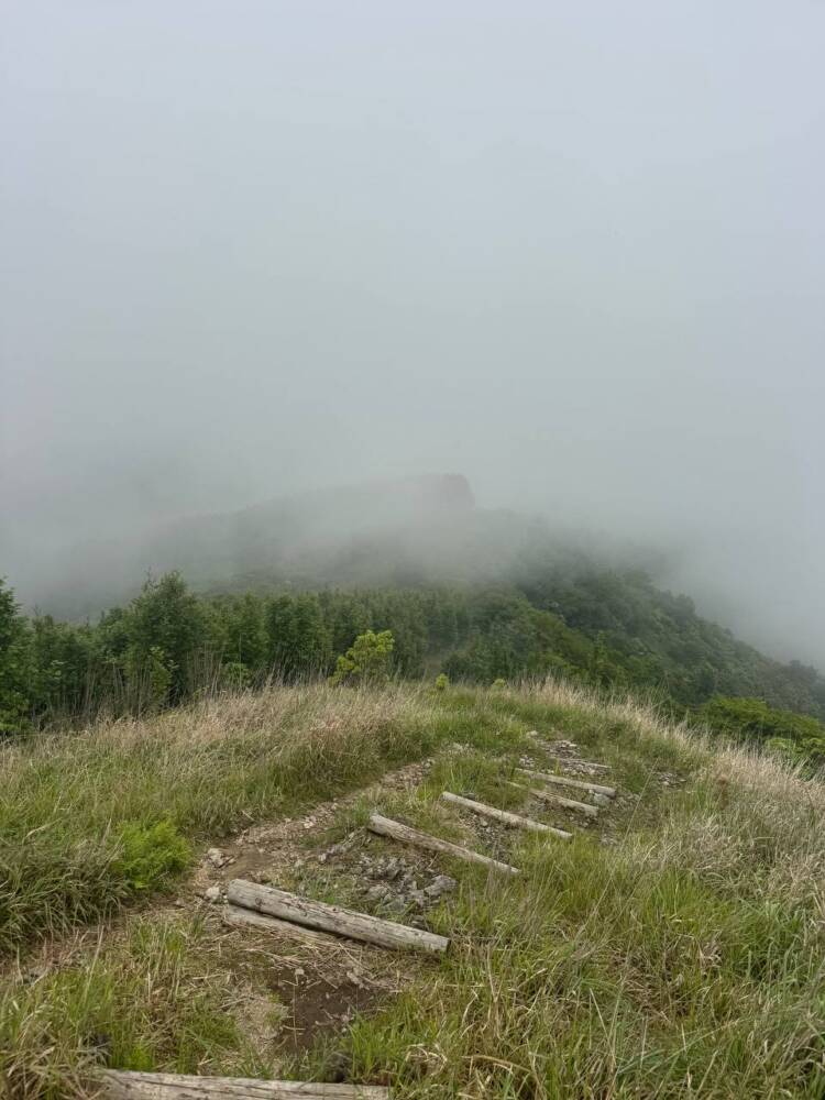 山頂からは360度の絶景が広がる円錐型の美しい山 『千ヶ峰』
