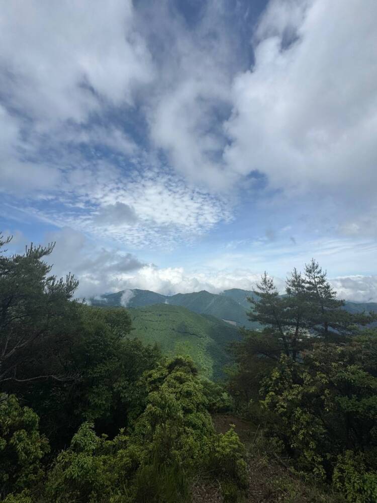 山頂からは360度の絶景が広がる円錐型の美しい山 『千ヶ峰』