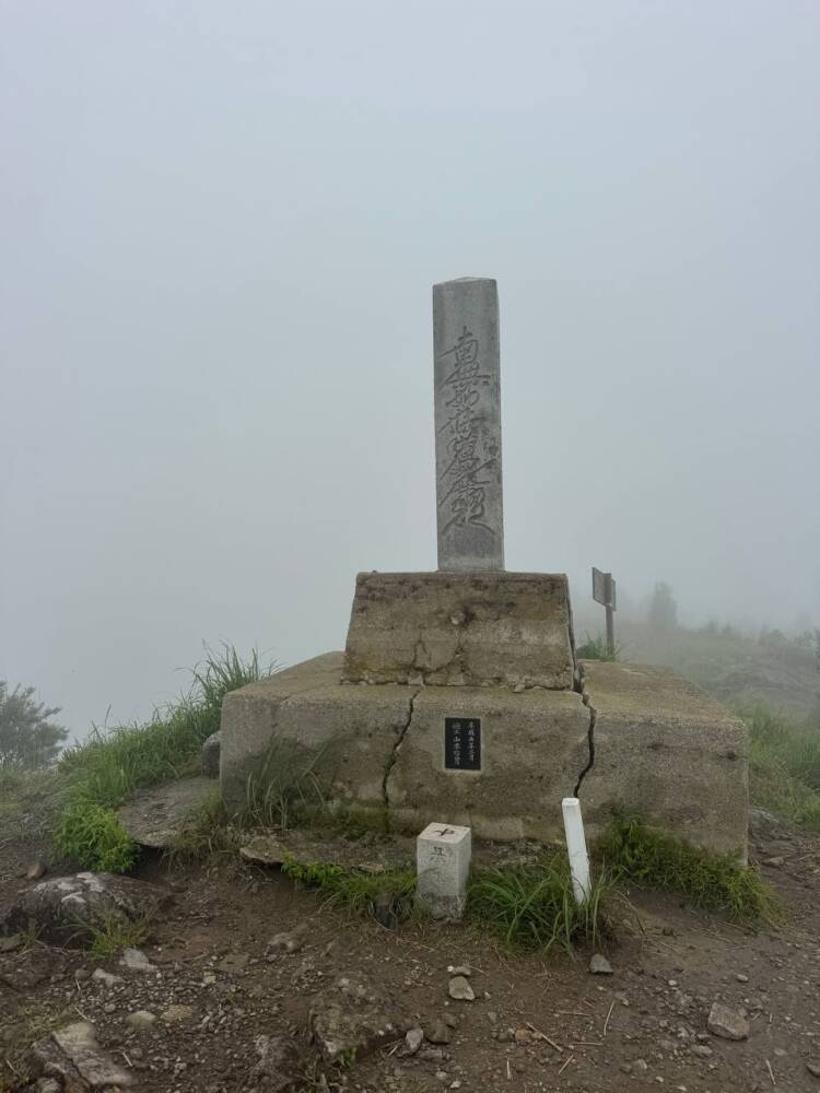 山頂からは360度の絶景が広がる円錐型の美しい山 『千ヶ峰』