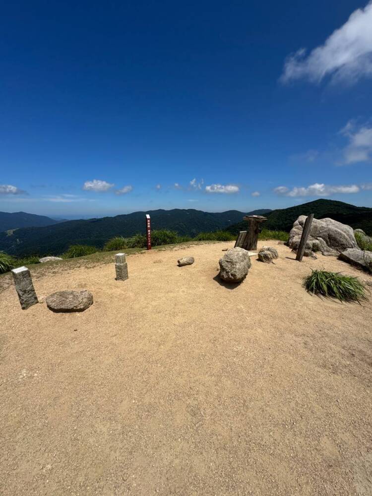 琵琶湖も日本海も楽しめる絶景広がる山頂『赤坂山』