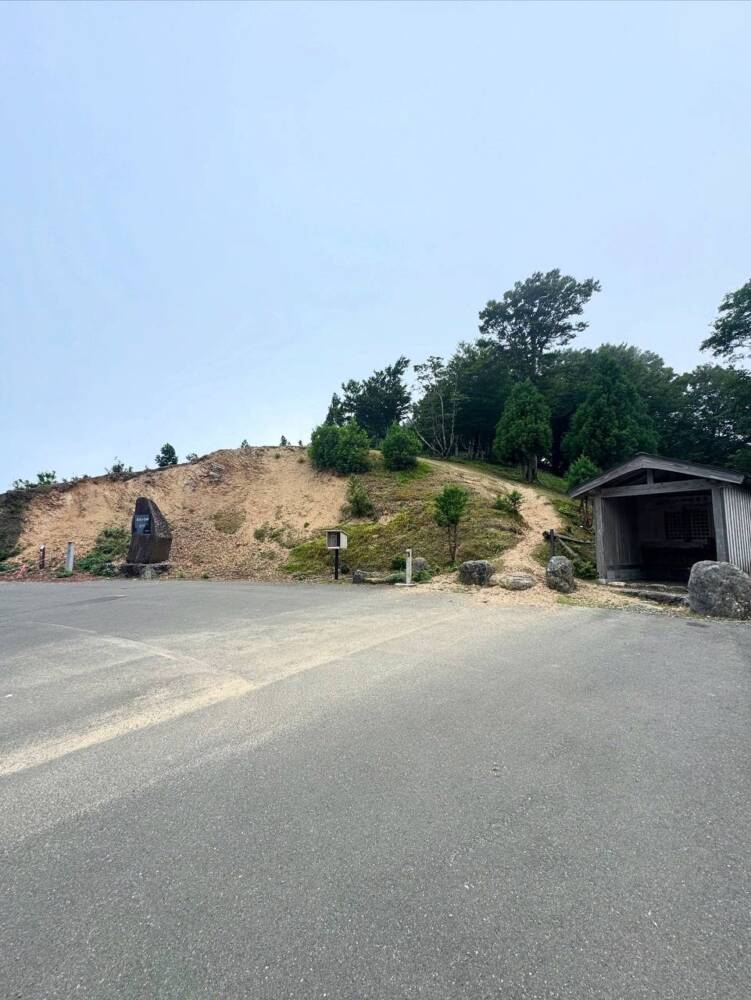雄大すぎる景色を眺めながら鯖街道を通り登れる『百里ヶ岳』