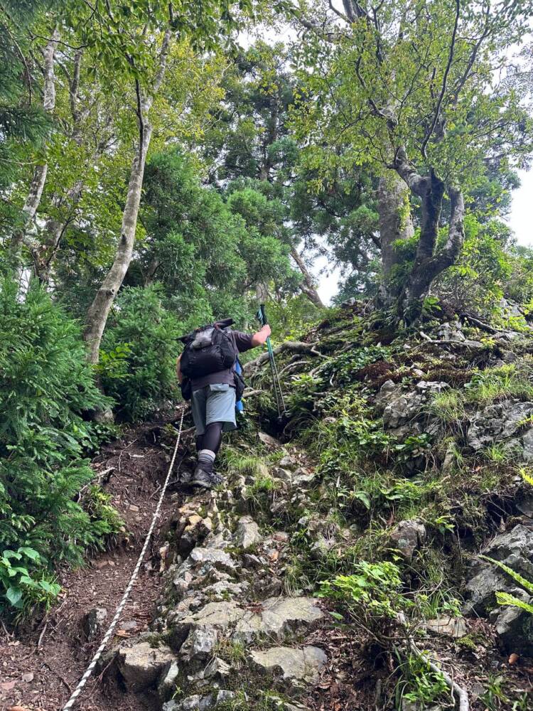 雄大すぎる景色を眺めながら鯖街道を通り登れる『百里ヶ岳』