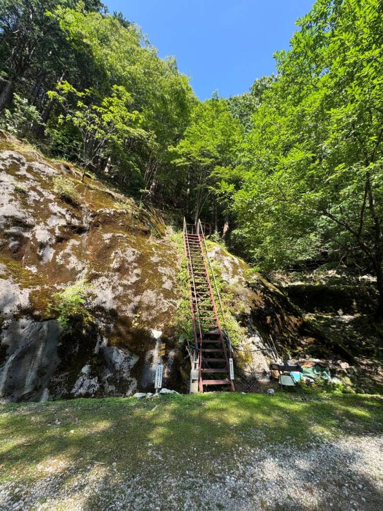 大峯山脈の山深い地にある数々の伝承が残る山 『笠捨山』