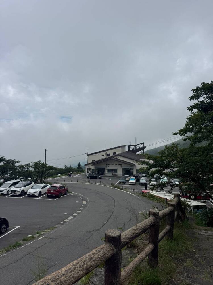 火山や美しい稜線、ロープウェイでお手軽登山もできる『茶臼岳』
