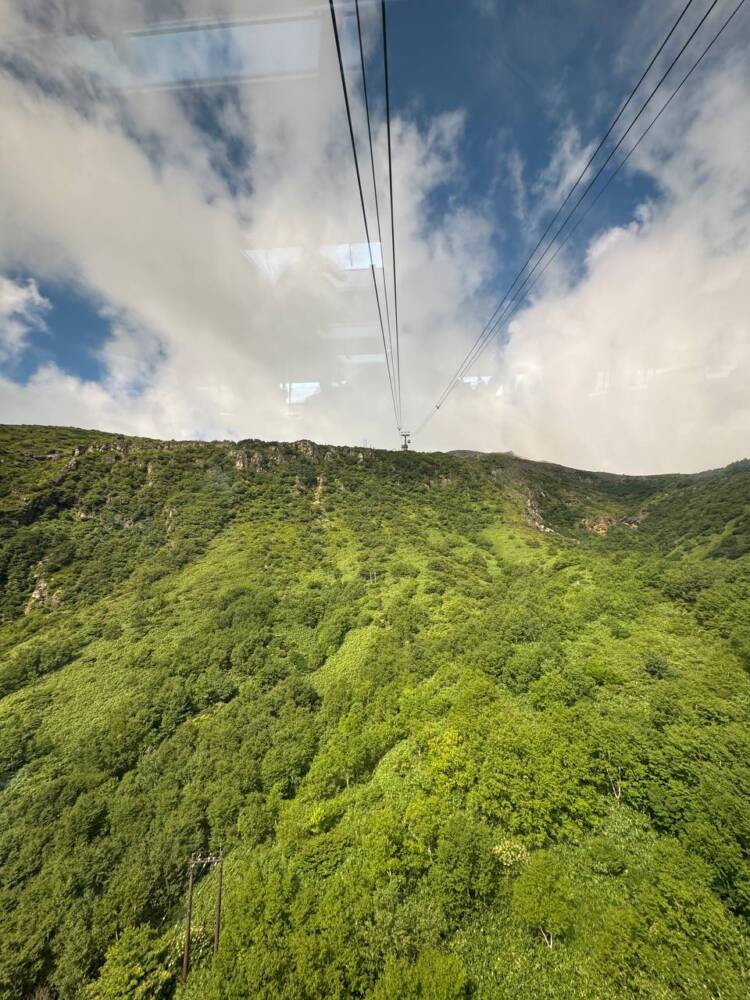 火山や美しい稜線、ロープウェイでお手軽登山もできる『茶臼岳』