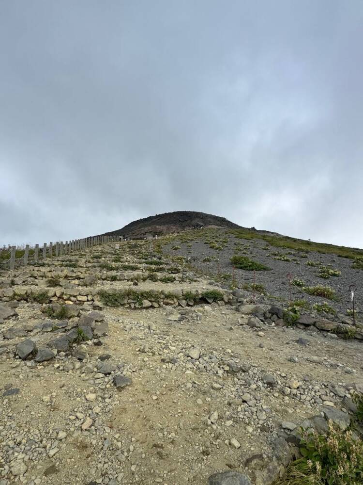 火山や美しい稜線、ロープウェイでお手軽登山もできる『茶臼岳』