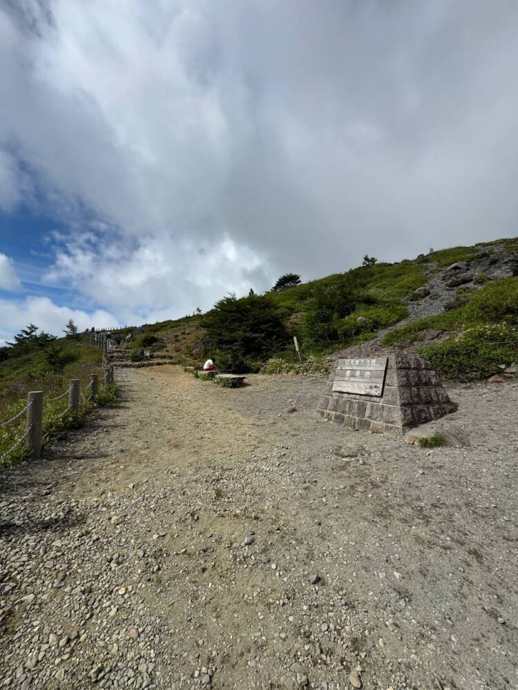 火山や美しい稜線、ロープウェイでお手軽登山もできる『茶臼岳』