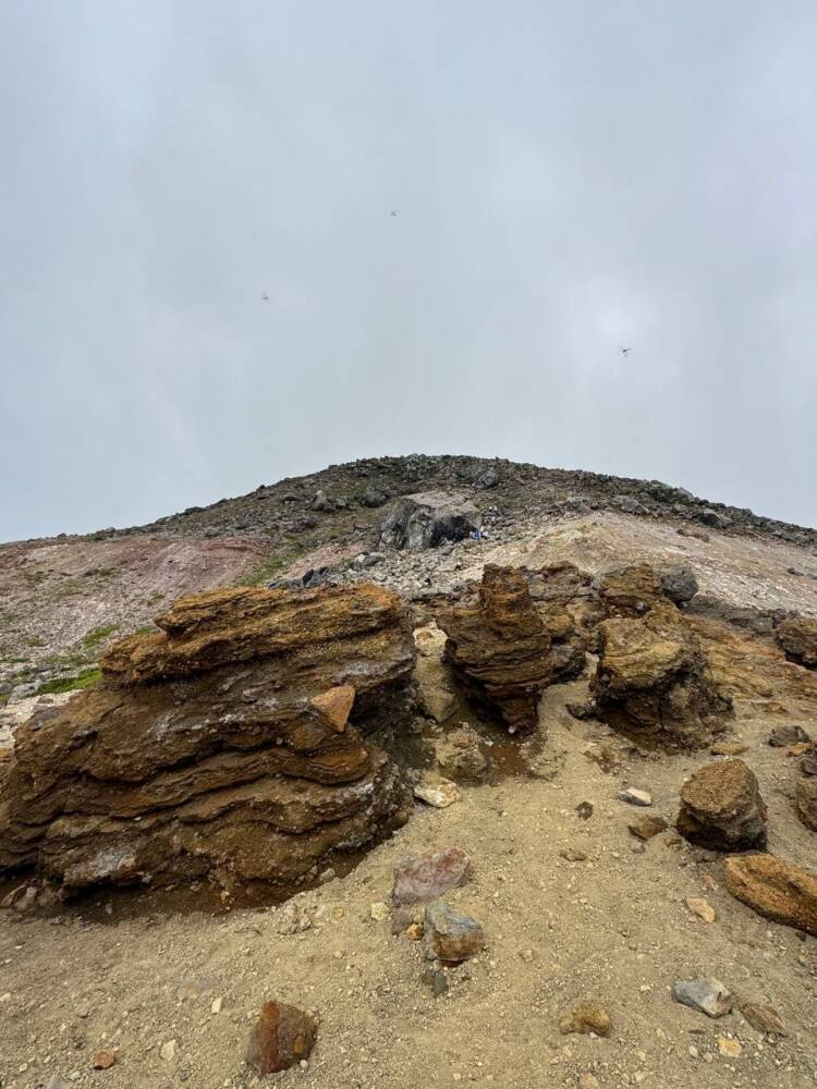 火山や美しい稜線、ロープウェイでお手軽登山もできる『茶臼岳』