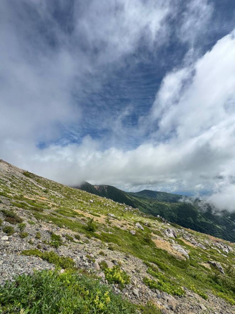 火山や美しい稜線、ロープウェイでお手軽登山もできる『茶臼岳』