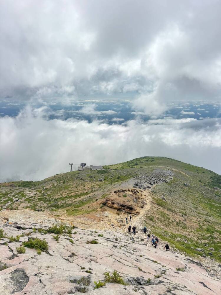 火山や美しい稜線、ロープウェイでお手軽登山もできる『茶臼岳』