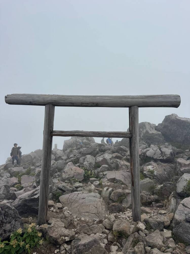 火山や美しい稜線、ロープウェイでお手軽登山もできる『茶臼岳』